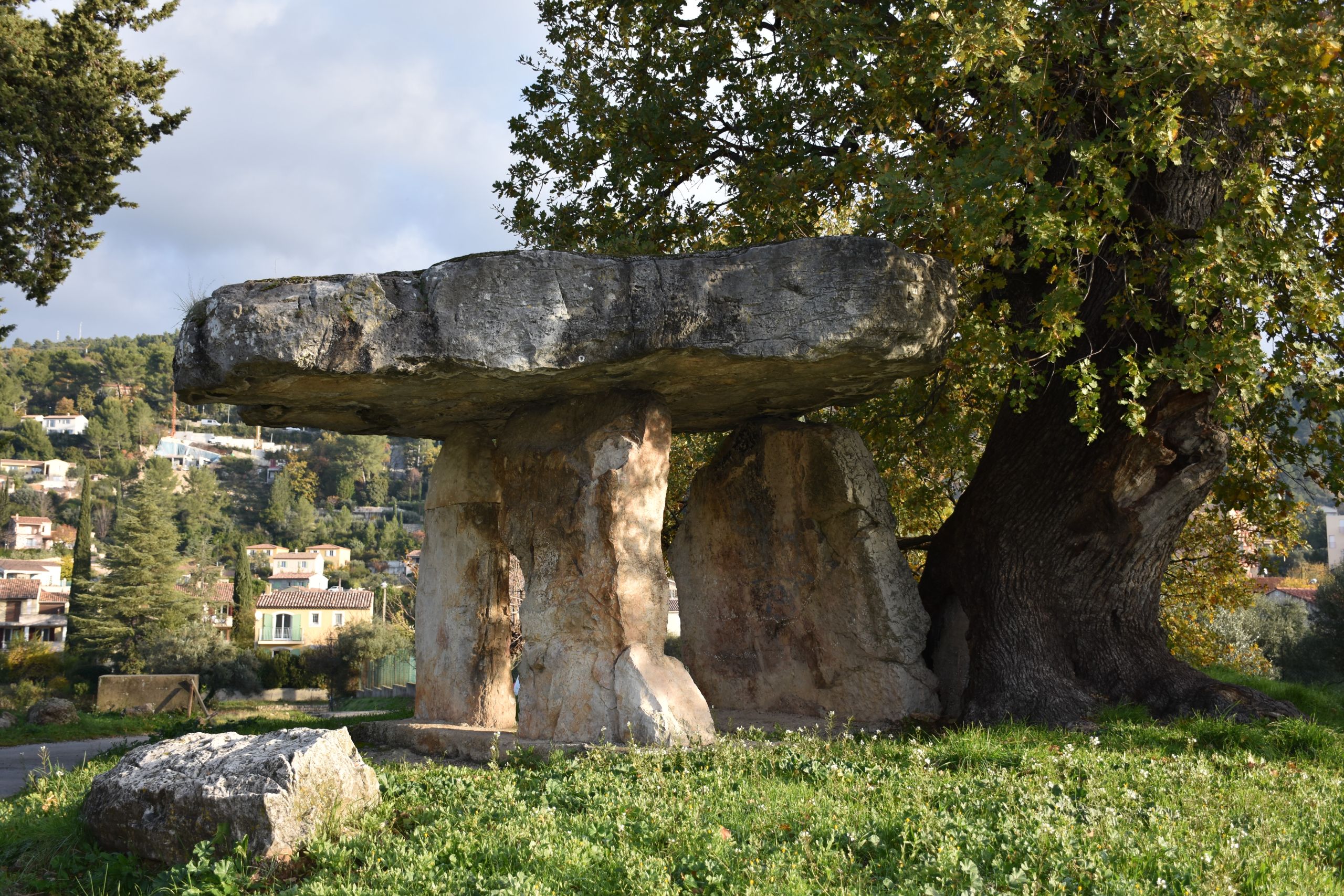 Dolmen de la Pierre de la Fée - Zou
